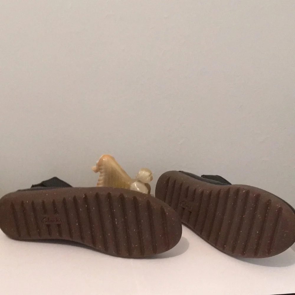 Black leather Clark’s shoes in good condition Size 8.1/2 - Picture 2 of 3